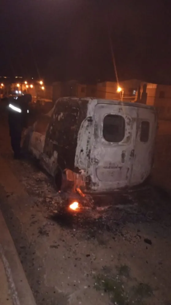Se incendió un rodado en barrio de Las Américas