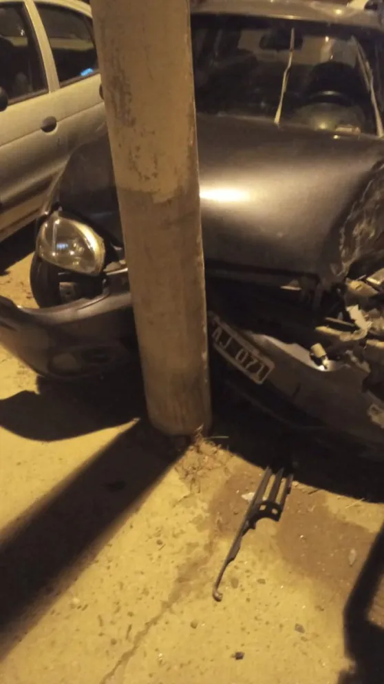 Chocó contra un  vehículo estacionado y huyó dejando abandonado el rodado