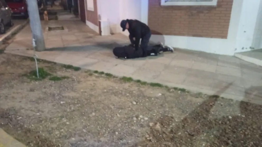 Lo detuvieron por romper el vidrio de un auto y robar