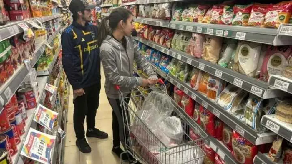 El 57% de los argentinos está "quemando" ahorros