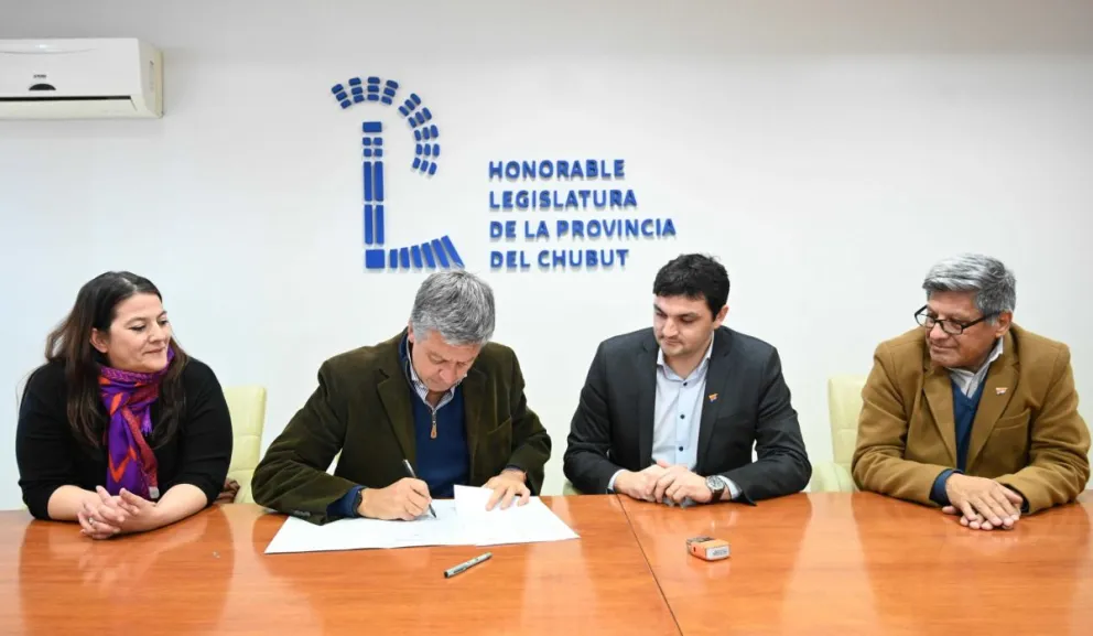 La Legislatura del Chubut firmó un acuerdo con la Secretaría de Trabajo para proveer de indumentaria al personal
