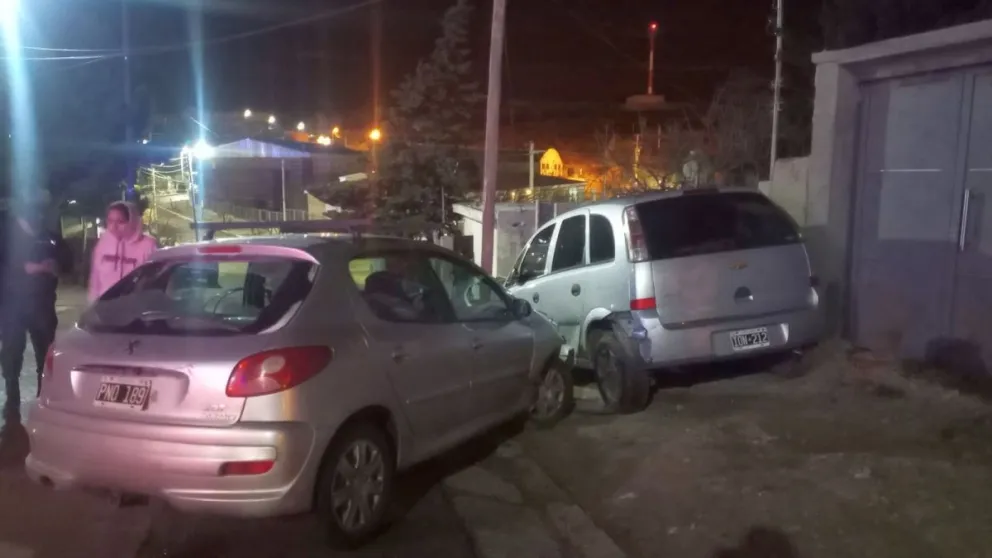 Manejaba ebrio y chocó contra un auto estacionado