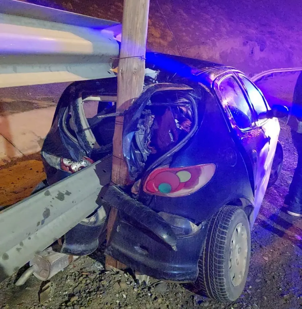 Despistó en la ruta húmeda y quedó incrustado contra un poste