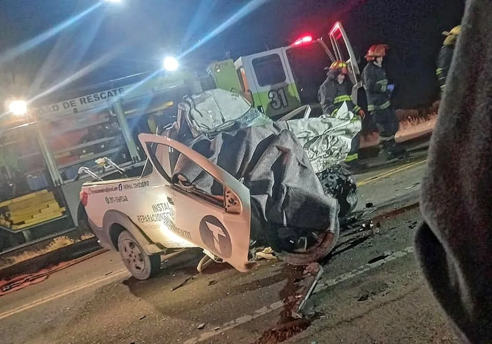 Dos personas muertas en un choque frontal entre una camioneta y un camión cisterna