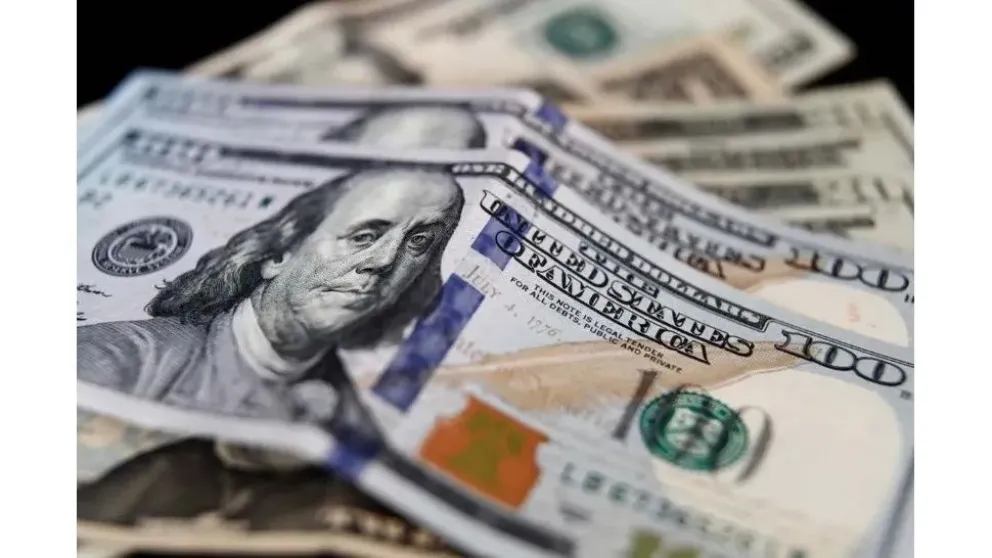 El dólar blue hoy cierra la semana con una suba