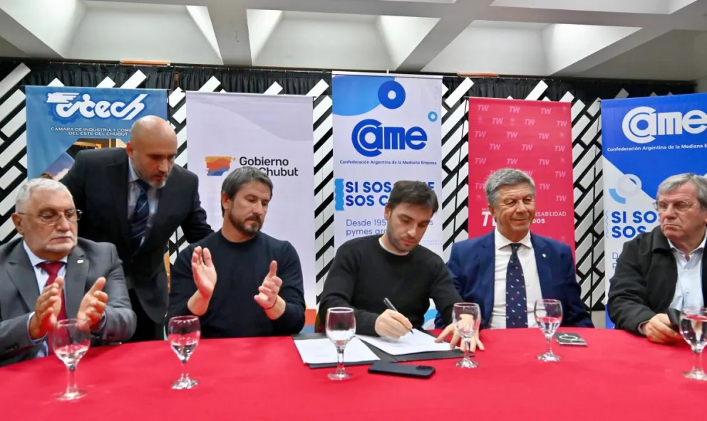 Torres encabezó la firma del convenio para la creación de un Centro Comercial a Cielo Abierto en Trelew