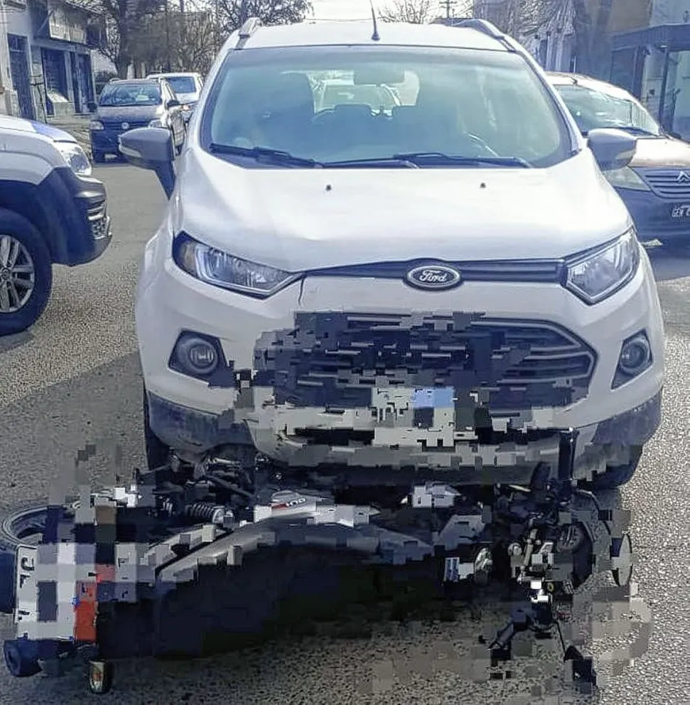 Un hombre chocó en moto contra una camioneta y sufrió lesiones graves