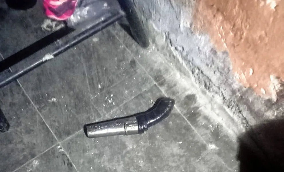 Entró a la casa de su ex con una tumbera, la golpeó y amenazó con matarla