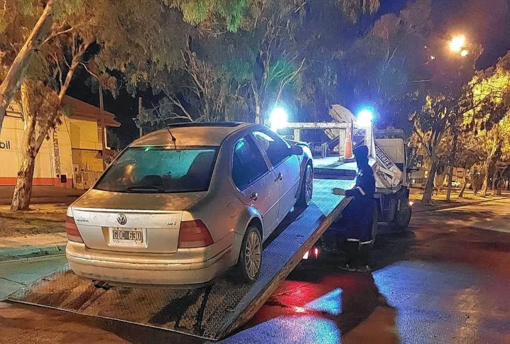 Chocaron contra un poste y dejaron abandonado el vehículo