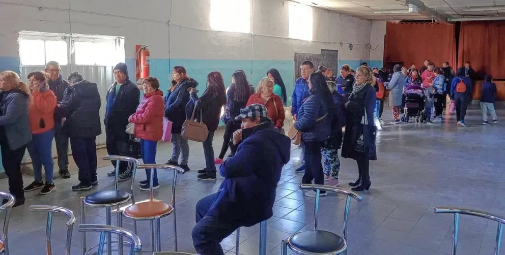 Más de 500 vecinos se acercaron a la vecinal del Ceferino para tramitar los subsidios de servicios