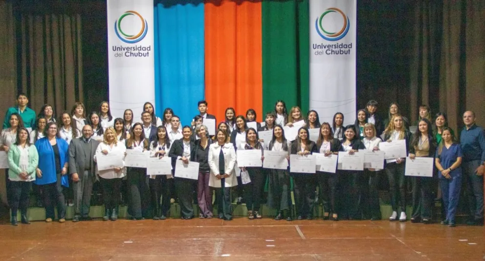 La Universidad del Chubut entregó diplomas a 47 nuevos egresados