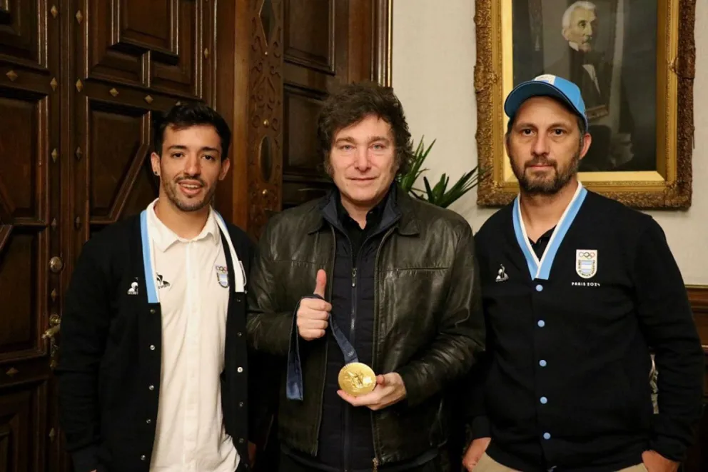 “Maligno” Torres se reunió con Javier Milei y salió al balcón de la Casa Rosada para mostrar la medalla de oro