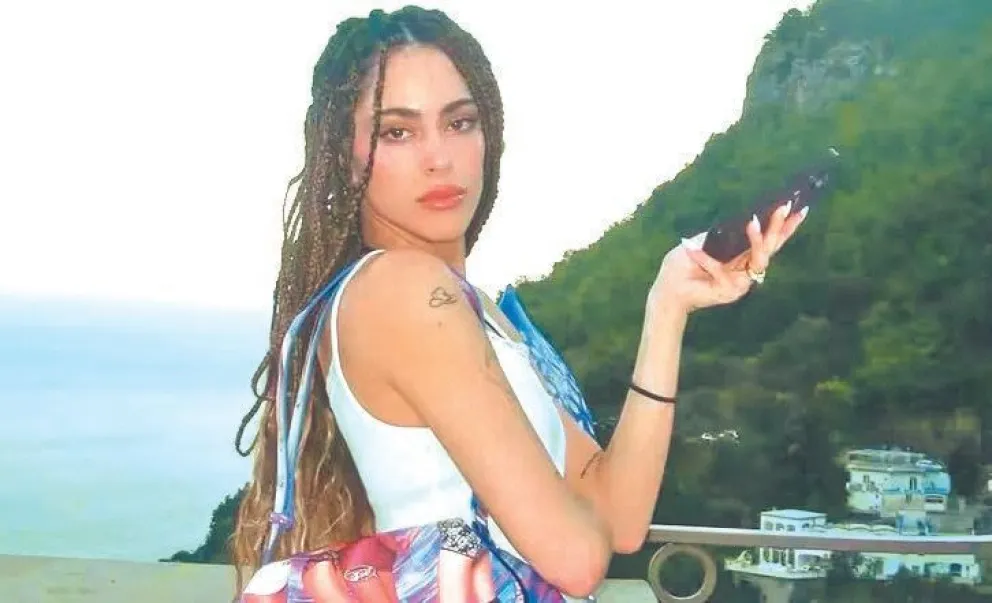 Tini descansa en la costa amalfitana