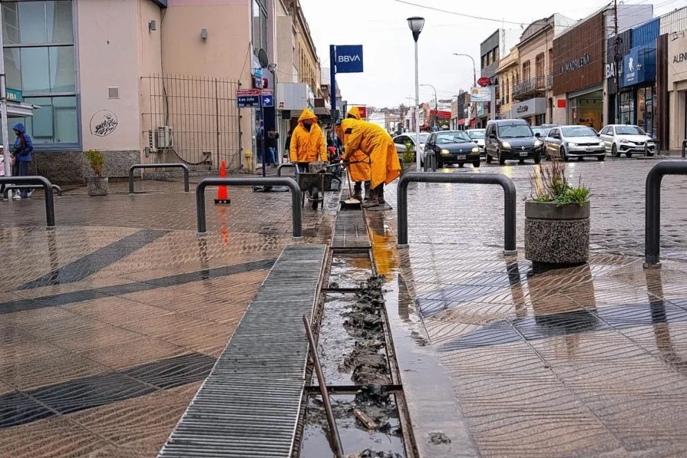 Hasta anoche la ciudad soportó la lluvia sin mayores inconvenientes