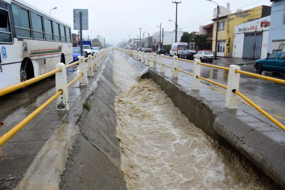 Las intensas lluvias dejaron nuevamente intransitables algunas calles de Comodoro