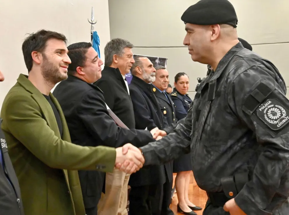 Torres participó de la ceremonia de graduación de los primeros 38 negociadores de la Policía del Chubut