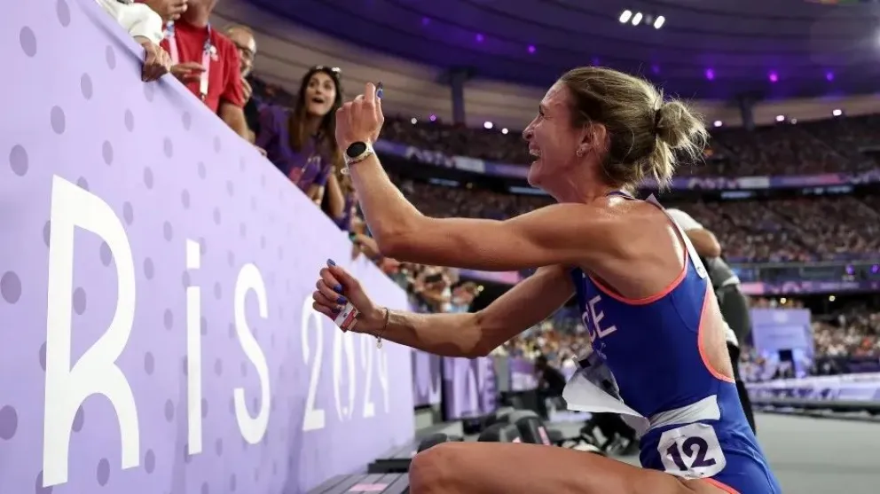 Video romántico: una atleta se arrodilló frente a todo el estadio y le pidió casamiento a su novio en los Juegos Olímpicos París 2024