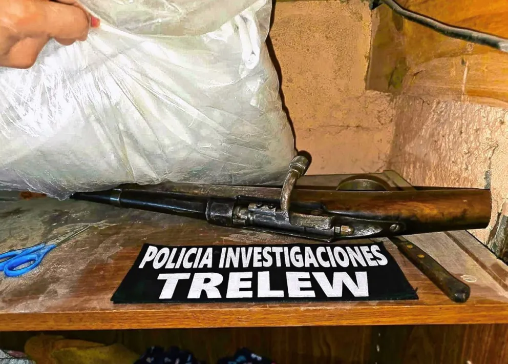 En 14 allanamientos simultáneos que hizo la policía en barrios de Trelew secuestró 3 armas y 17 balas