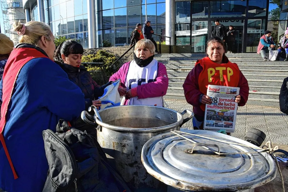 Reclamos y olla popular en el centro de Comodoro por techo, pan y trabajo: “No da más el bolsillo de la gente”