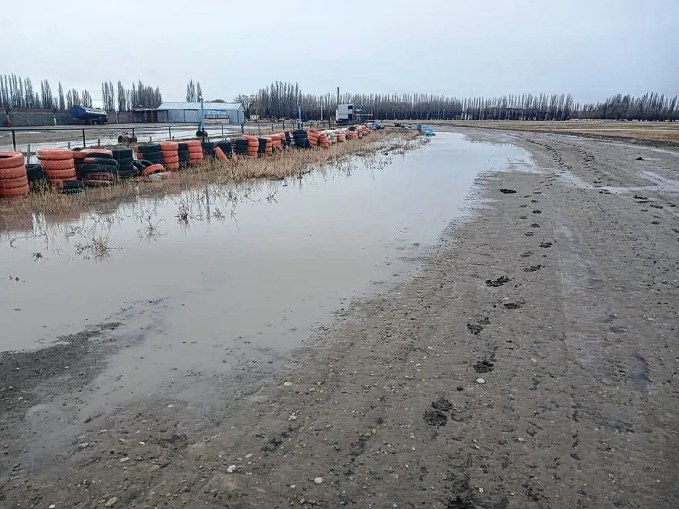 Postergaron las carreras en Sarmiento, el circuito está pasado de agua