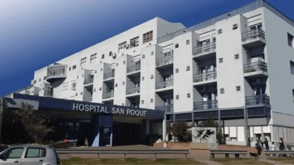 Nerviosismo y tensión en un hospital provocados por un agente de policía y un preso