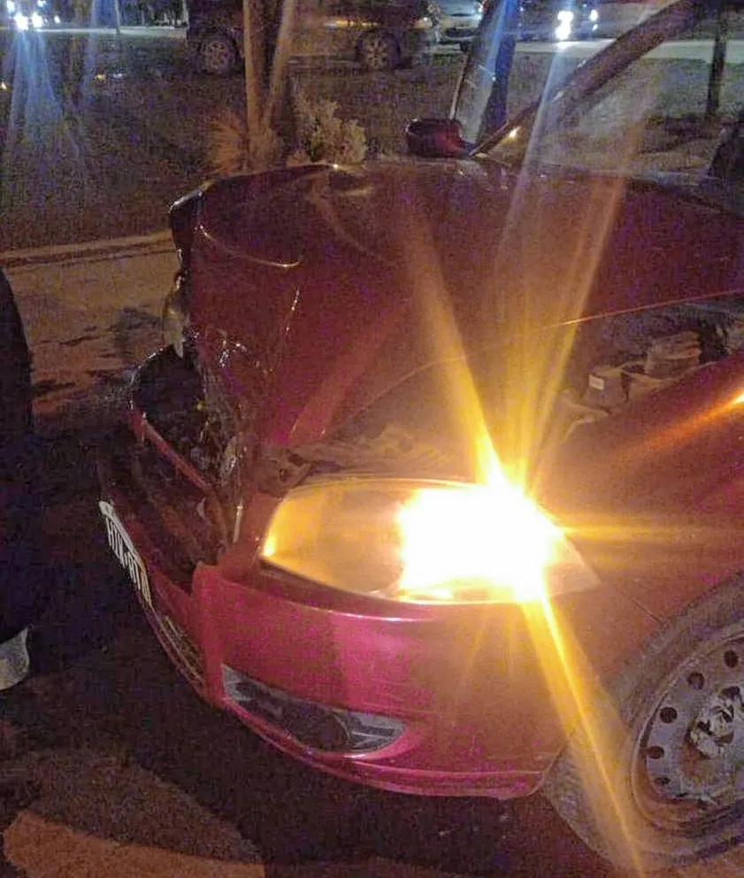 Conductor de camioneta golpeado tras ser chocado desde atrás en un semáforo