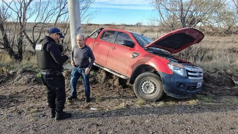 Camioneta reventó neumático, despistó y terminó contra poste de luz en la ruta 7 a Rawson