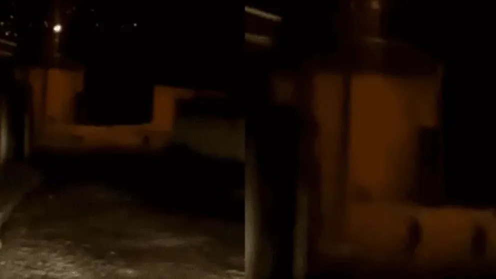 México: Un taxista captó a tres extrañas figuras que jugaban en la oscuridad y estremeció a todos