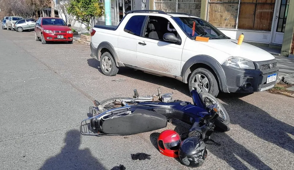 Embarazada choca en una moto contra una camioneta y termina en el hospital