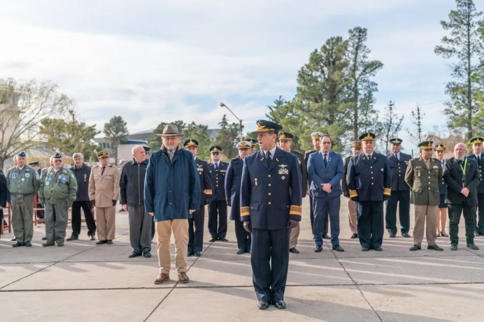 Othar Macharashvili acompañó a la Fuerza Aérea en el acto conmemorativo por su 112° Aniversario