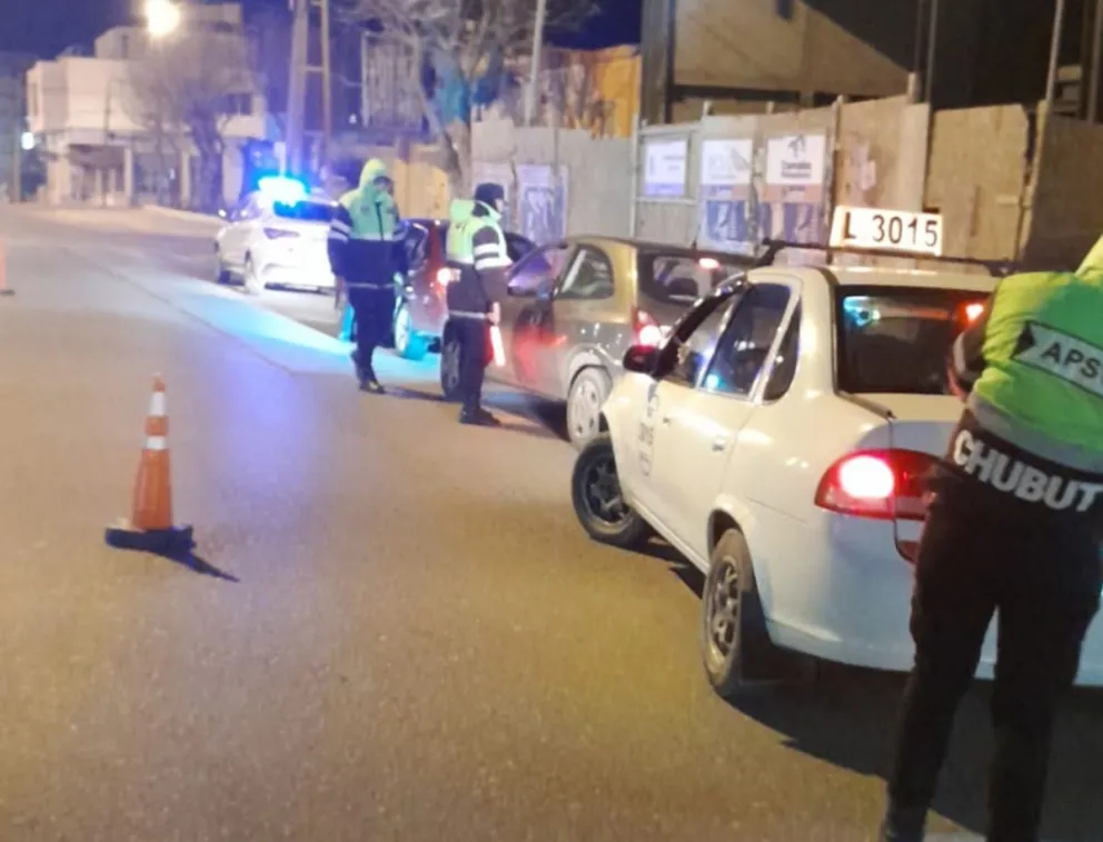 En dos horas de control callejero la policía identificó 146 personas en 132 vehículos y detectó 5 alcoholemias positivas