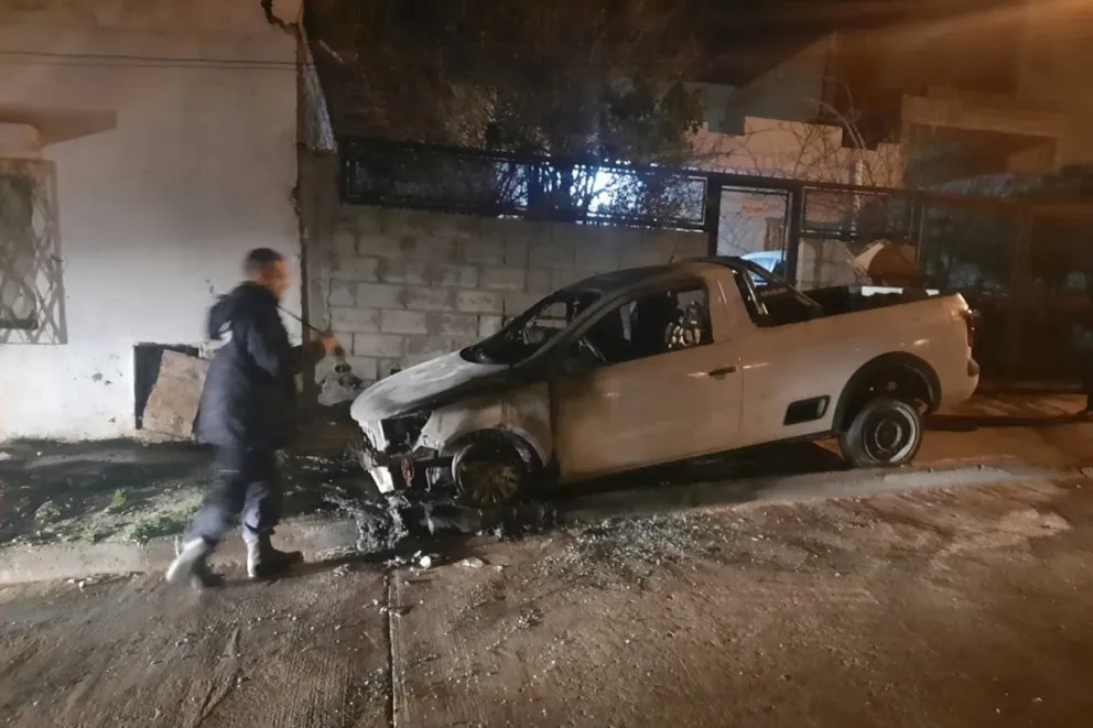 Dos vehículos fueron incendiados en un lapso de 15 minutos durante la madrugada en barrio San Martin