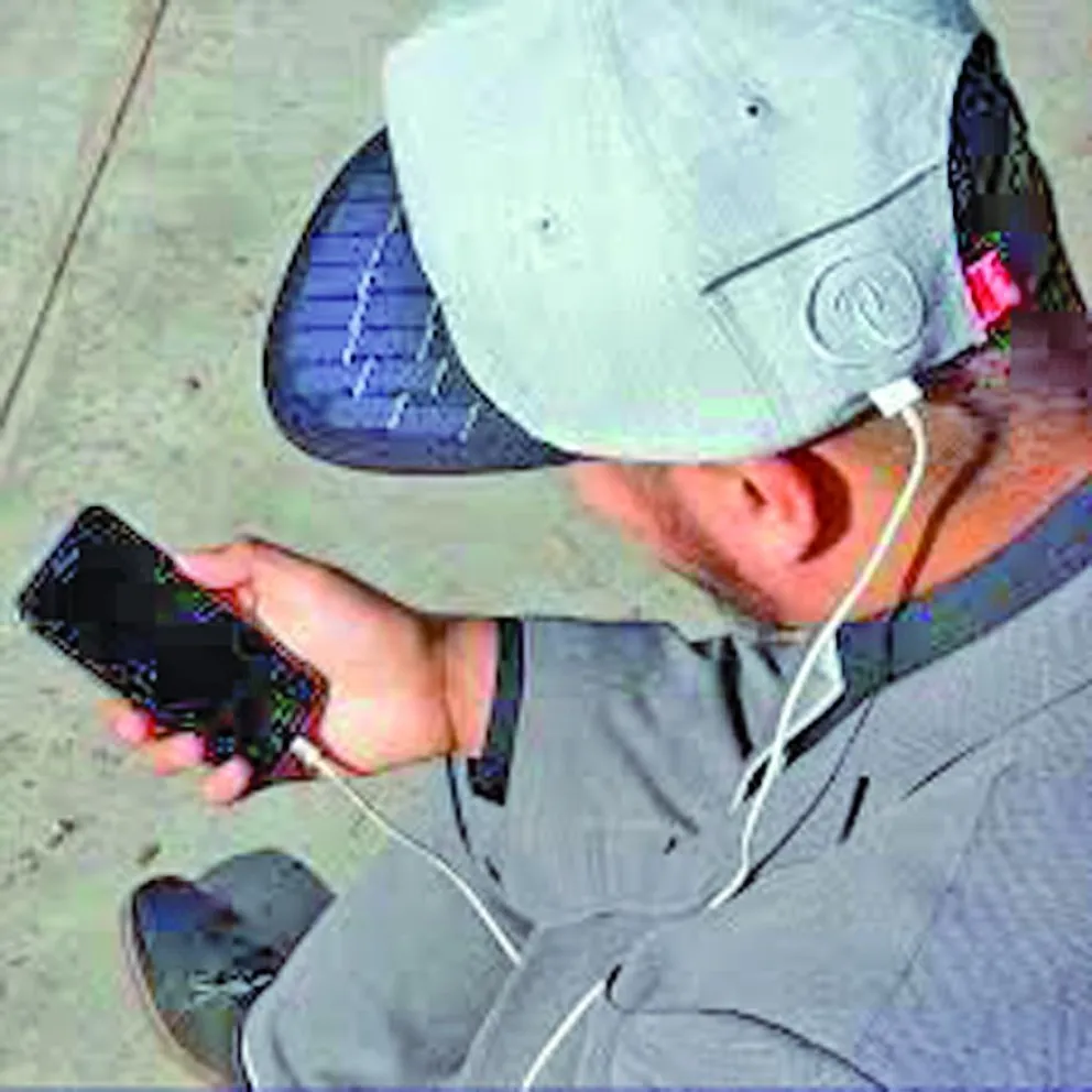 Revolucionarios sombreros y gorros solares permiten cargar celulares