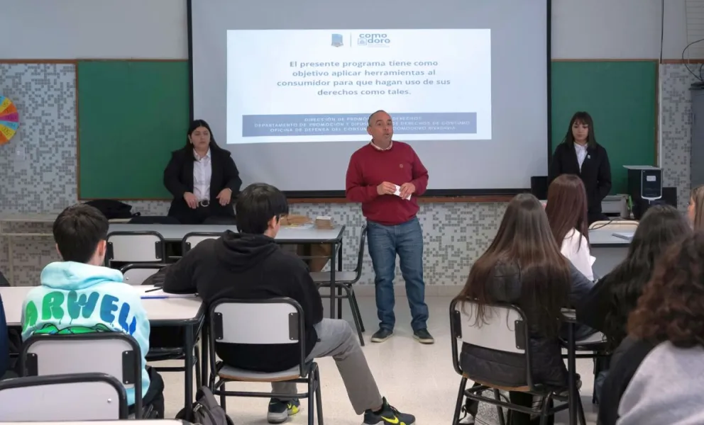 Defensa del Consumidor concientiza a jóvenes con ciclo de charlas en escuelas públicas y privadas