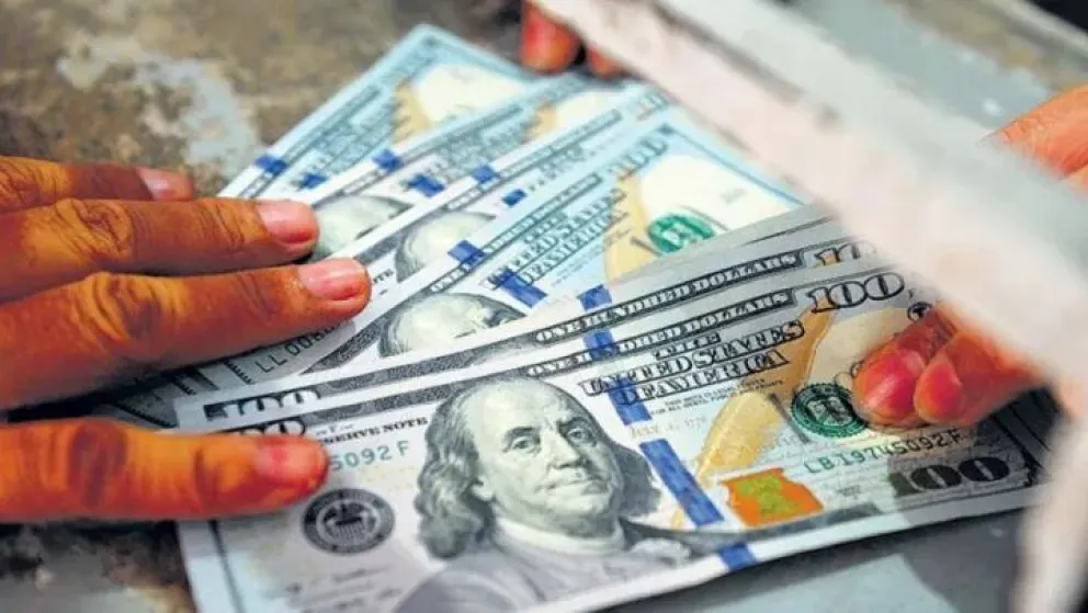Dólar hoy: ¿A cuánto cotizan el oficial y el "blue"?