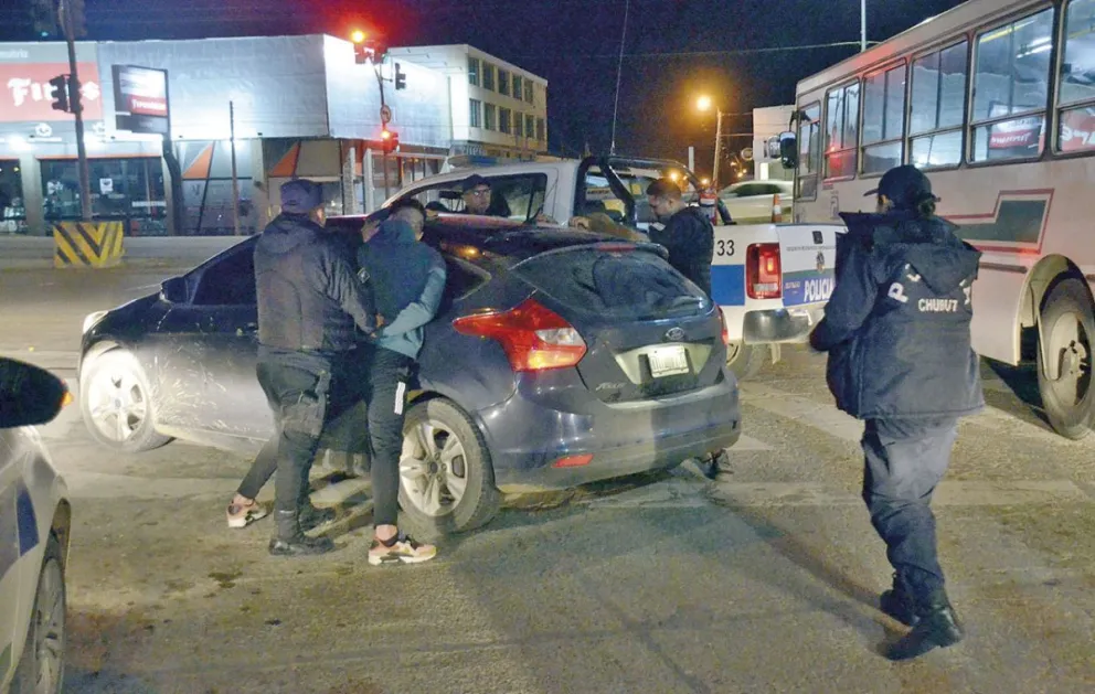 Atraparon a “roba-cubiertas”: Robaron en barrio 9 de Julio, huyeron en auto, pero los atraparon en Estados Unidos casi Yrigoyen