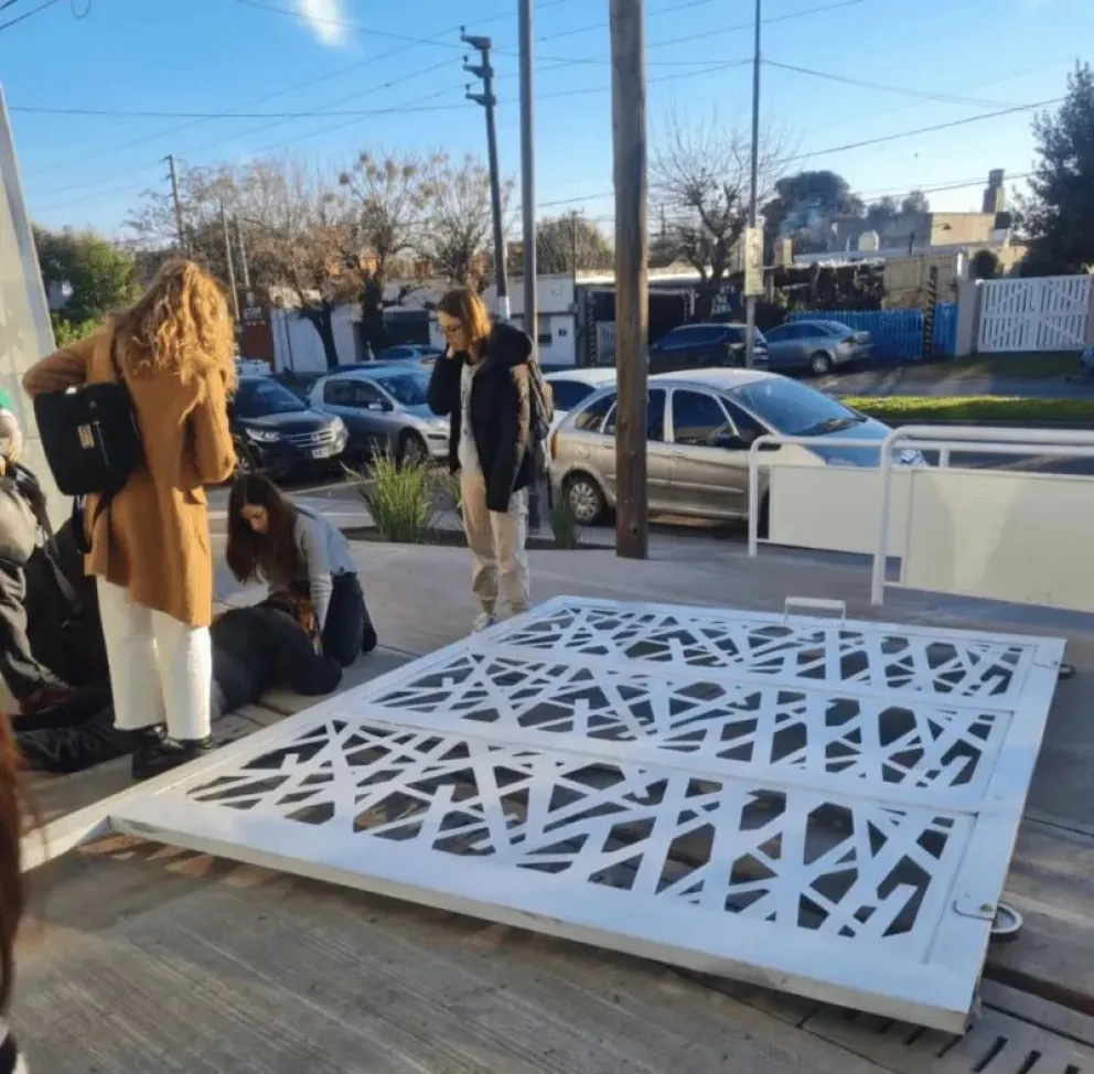 La Plata: Se cayó el portón de una escuela y aplastó a una maestra frente a los alumnos