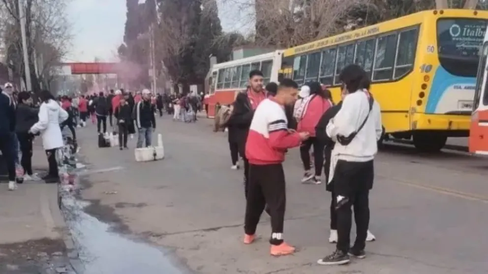 Graves incidentes en la interna de la barra de Huracán en Avellaneda: un herido de bala y varios disparos al aire