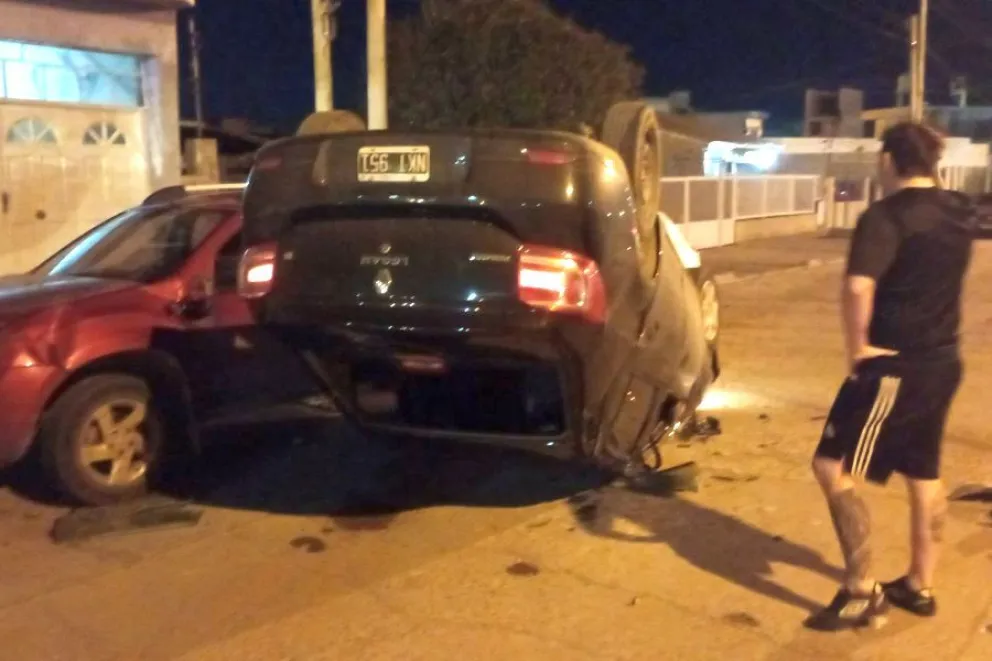 Volcó y chocó contra dos vehículos estacionados en barrio Ceferino