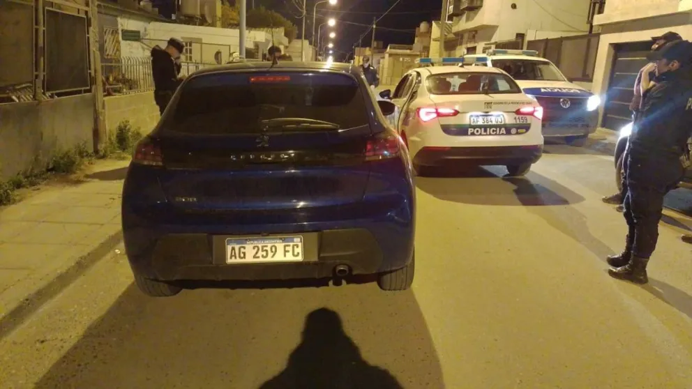 Pasó semáforos en rojo, escapó de la policía y tras persecución dejó su auto abandonado
