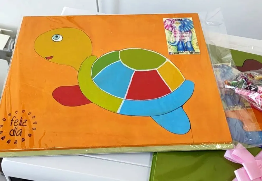 Taller de arte y entrega de libros y rompecabezas a niños de Oncología en el Hospital Regional
