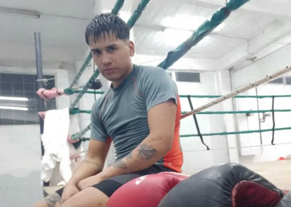 Roque Huenullanca y Román Nahuelquir en pelea de fondo en el gimnasio Nº 1