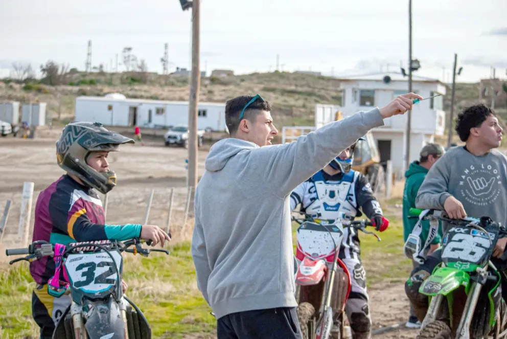 Sin guardapolvo, “Leo” Díaz dicta clases de manejo de motos