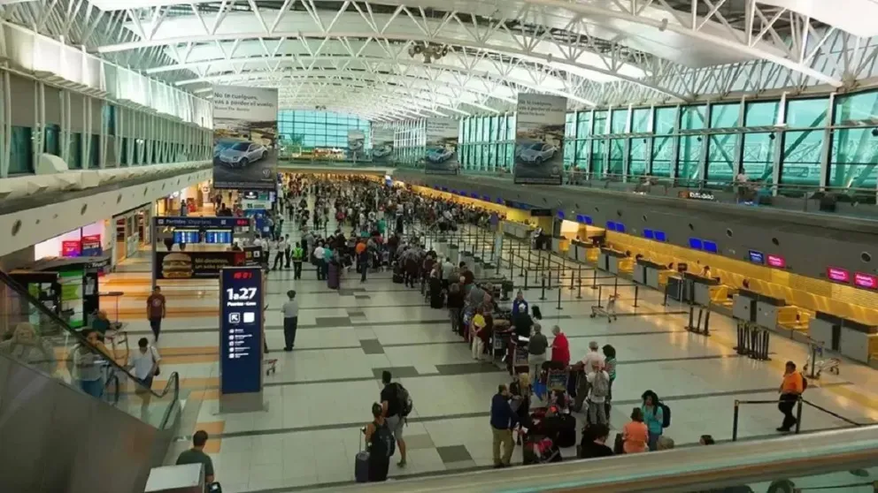 Refuerzan controles en aeropuertos para prevenir casos de viruela del mono