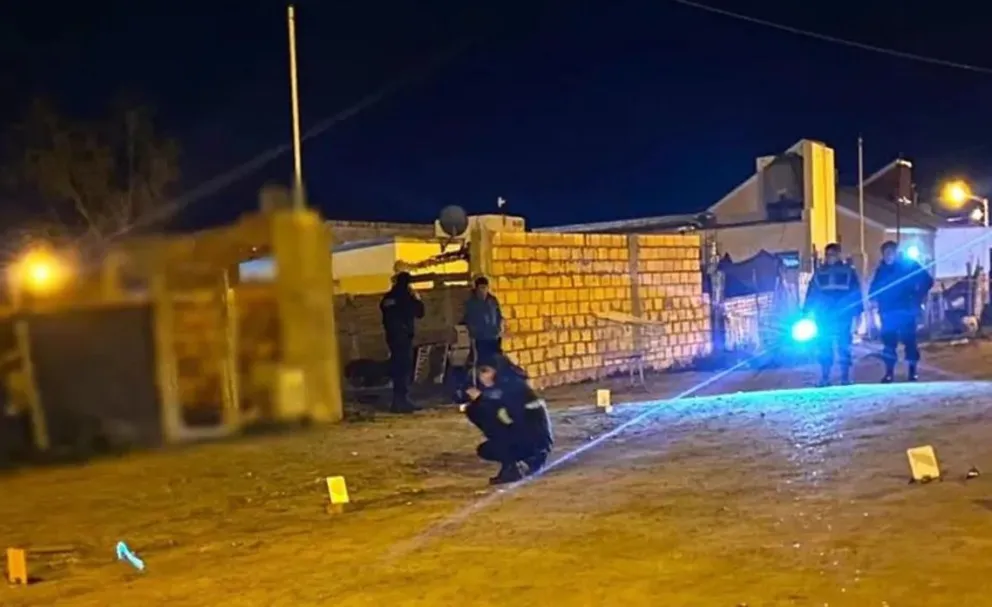 En conflictivo barrio de Trelew tirotearon un auto e hirieron al conductor y a su hijo de 2 años