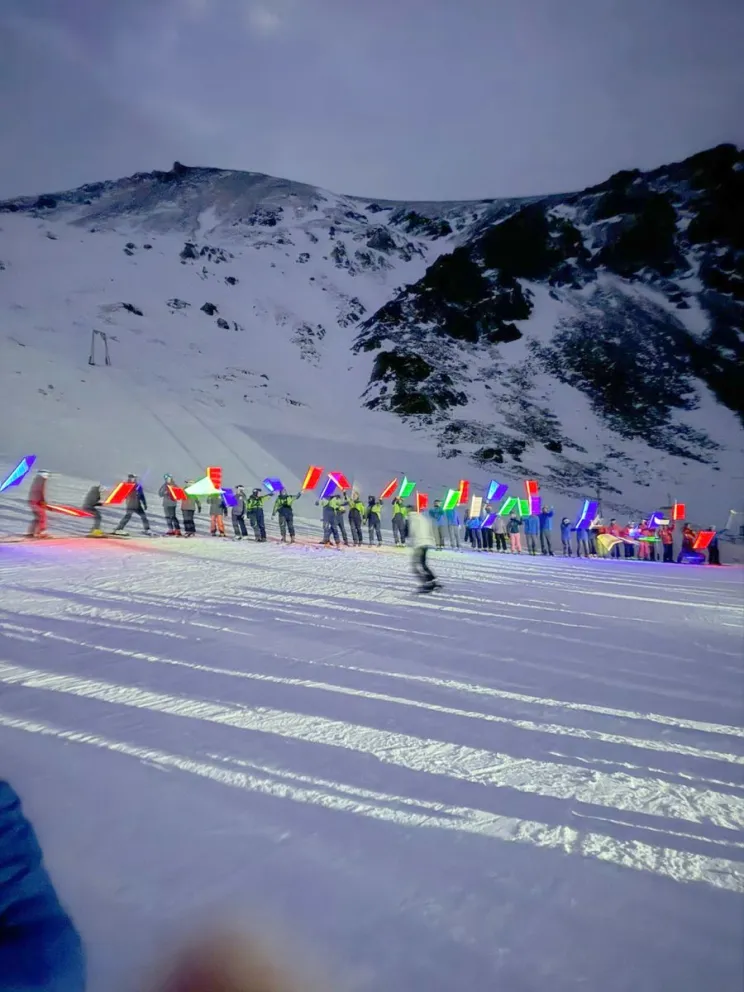 Espectacular “Bajada de las Luces” cerró la temporada en el centro de esquí La Hoya