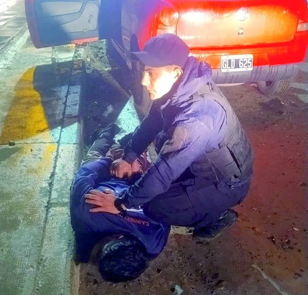 Tenía un arma en el auto y quiso escapar de la policía