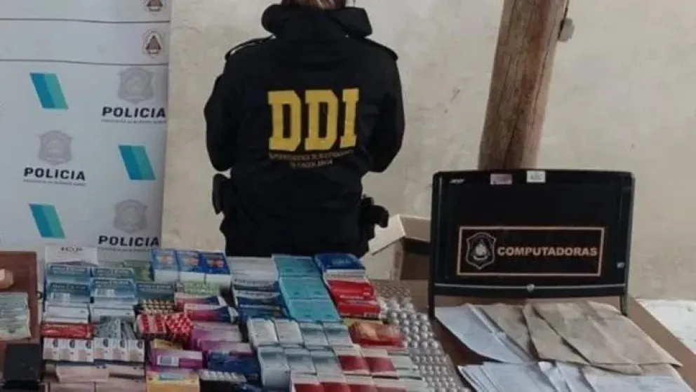 Cayó una pareja que vendía y hacía "delivery" ilegal de medicamentos: les secuestraron cientos de dosis, más de $2 millones y casi 3.000 dólares