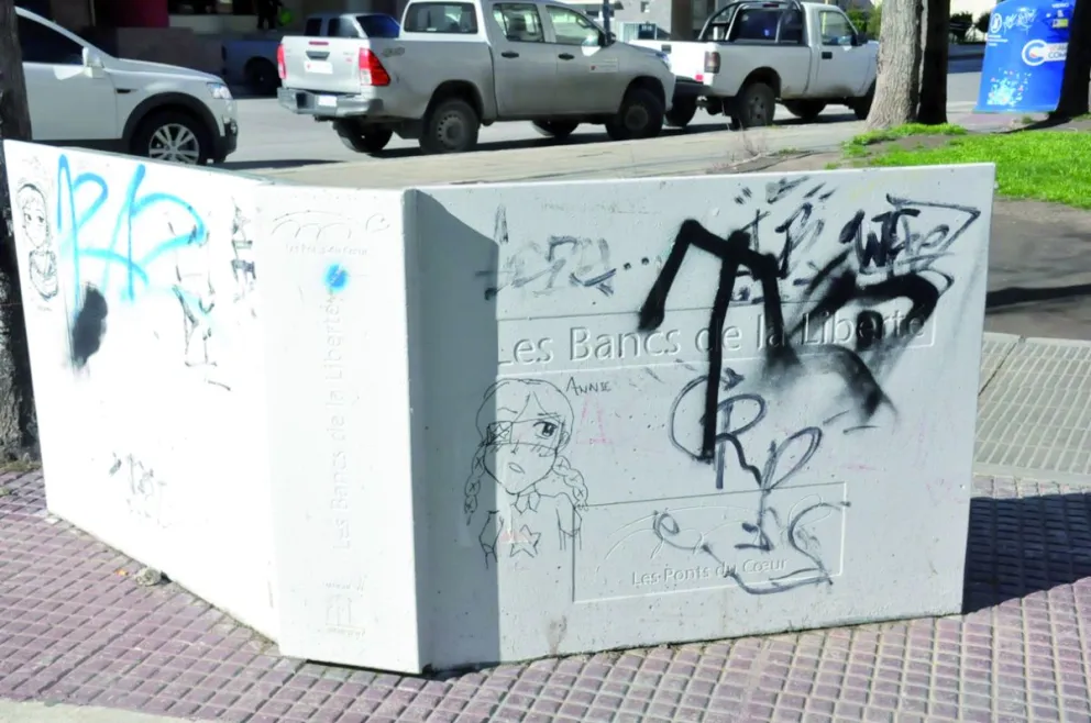 Destruyeron el Banco de la Libertad en homenaje a  Antoine de Saint -Exupery y piden que sea trasladado