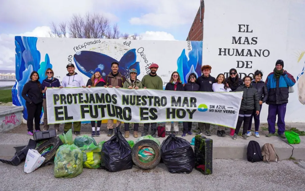 SIN AZUL NO HAY VERDE: Voluntarios juntaron más de 15 bolsas llenas de residuos en la costa de Madryn